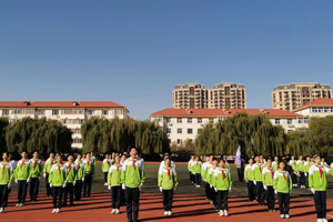 華油榮德小學(xué)第五屆跑操、太極拳比賽——以動健體，以靜養(yǎng)心；積極進(jìn)取，奮勇爭先