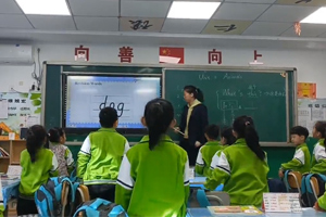 華油榮德小學(xué)開設(shè)愛英語創(chuàng)新課堂——學(xué)好實(shí)用英語，傳播中國文化