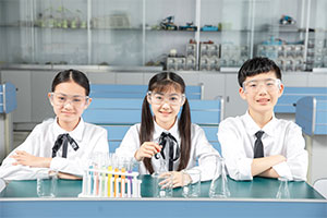 北京新府學(xué)外國(guó)語(yǔ)學(xué)校(國(guó)內(nèi)班)口碑怎么樣？學(xué)費(fèi)貴不貴？